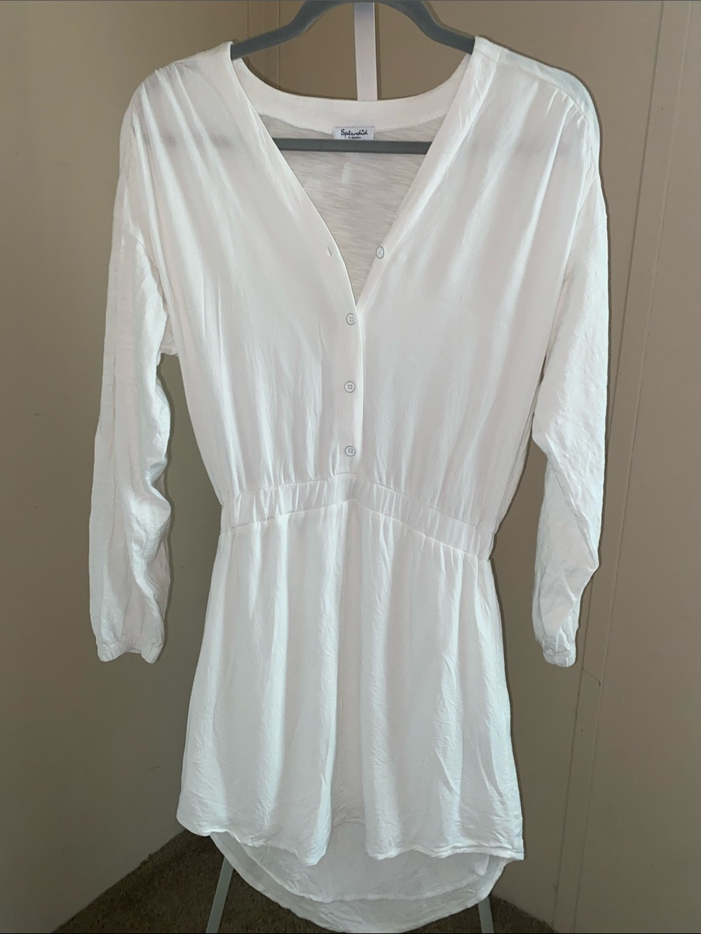 Lightweight White V-Neck Long Sleeve Dress